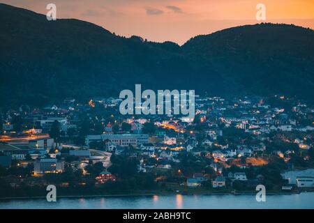 Alesund, Norvegia. Vista notturna della zona residenziale a Alesund Skyline. Paesaggio urbano nella mattina d'estate. Foto Stock