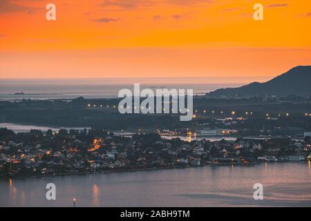 Alesund, Norvegia. Vista notturna della zona residenziale a Alesund Skyline. Paesaggio urbano nella mattina d'estate. Foto Stock