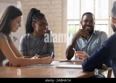 Felice razza mista giovani business partner per divertirsi. Foto Stock