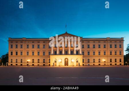 Oslo, Norvegia. Royal Palace - Det Kongelige Slott In serata d'estate. Vista notturna del famoso e popolare luogo. Foto Stock