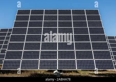 Rotante pannello solare. Anteriore - vista dal basso, cielo chiaro Foto Stock