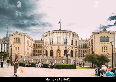 Oslo, Norvegia - 24 Giugno 2019: la gente camminare vicino a Oslo il Parlamento. Edificio Storting Stortingsbygningen o. Famoso e popolare luogo. Foto Stock