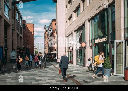 Oslo, Norvegia - 24 Giugno 2019: le persone camminare vicino a zona residenziale a più piani case di Aker Brygge quartiere In serata d'estate. Famoso e popolare luogo. Foto Stock