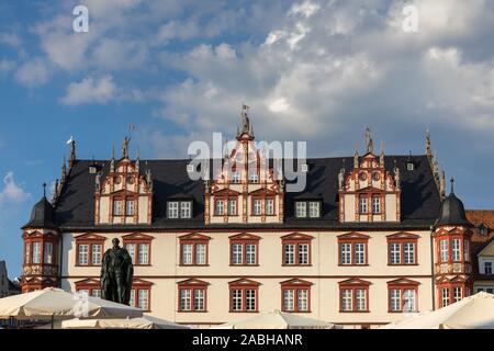 Vista della casa della città (Stadthaus) sulla Marktplatz square di Coburg con la statua del Principe Alberto di fronte, in Baviera e in Germania Foto Stock