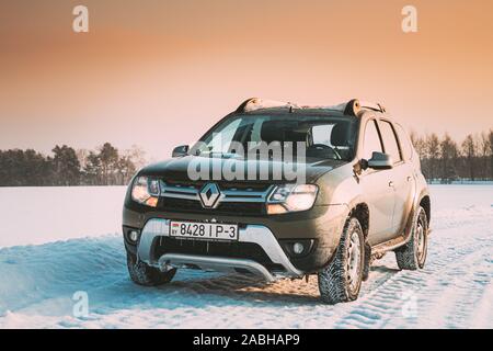 Gomel, Bielorussia - Gennaio 10, 2019: auto Renault Duster o Dacia Duster Suv parcheggiato su inverno campo innevato paesaggio di campagna. Foto Stock