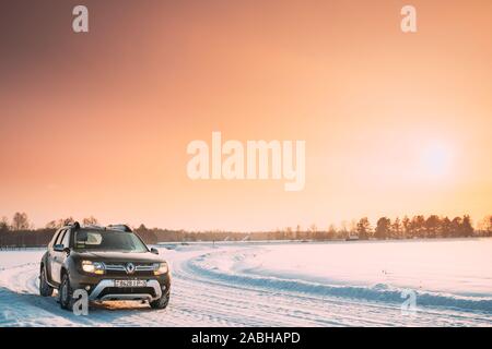 Gomel, Bielorussia - Gennaio 10, 2019: auto Renault Duster o Dacia Duster Suv parcheggiato su inverno campo innevato paesaggio di campagna. Foto Stock