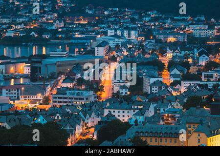 Alesund, Norvegia - 21 Giugno 2019: vista notturna della zona residenziale a Alesund Skyline. Paesaggio urbano in serata d'estate. Foto Stock