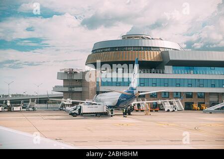 Minsk, Bielorussia - 13 Settembre 2019: velivoli aerei di compagnie aeree Belavia Stand a Minsk Aeroporto Nazionale - Minsk-2 il terminale Foto Stock