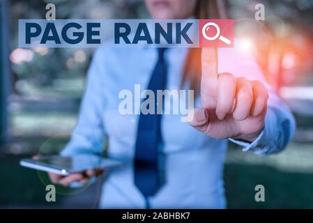 Parola di scrittura di testo Rank della pagina. Business photo per la presentazione di un valore assegnato a una pagina web come una misura della sua popolarità bella ragazza business rivolta w Foto Stock