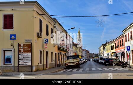 Guardando verso il basso lungo la Main Street (Zagrebacka ul) con torre campanaria della Signora degli Angeli Chiesa off in distanza città di Parenzo, Croazia Foto Stock