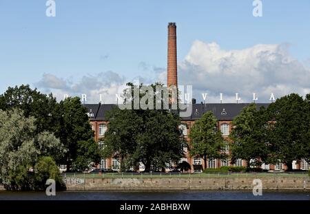 Pori FINLANDIA 06/27/2019 Una vecchia filanda sorge sulle rive del fiume Kokemaki su un bel giorno di estate Foto Stock