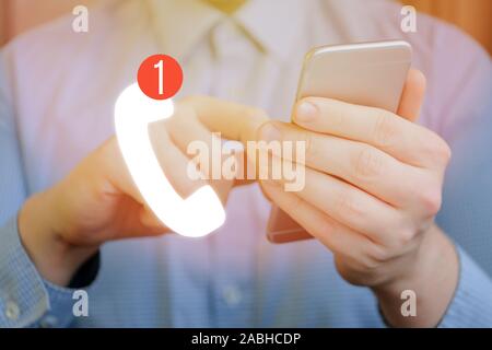 Un uomo possiede uno smartphone con le sue mani, in primo piano vi è una icona del telefono con un segno di spunta su una chiamata persa. Concetto di feedback. Close up. Foto Stock