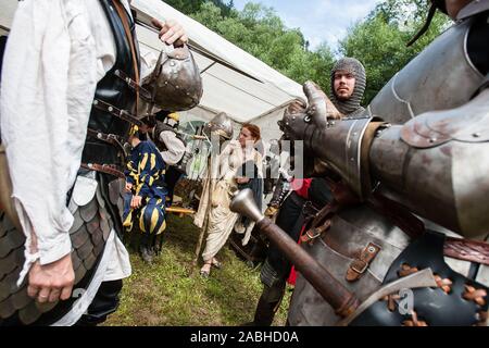 Predjama, Slovenia, luglio 27, 2008: Cavalieri a prepararsi per il torneo in un accampamento medievale al di fuori del castello Predjama durante una rievocazione medievale evento nel 2008. Foto Stock