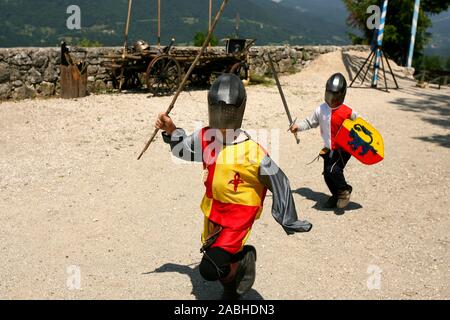 Kamnik, Slovenia, 10 Giugno 2007: Bambini in cartone caschi giocare cavalieri ad una rievocazione medievale evento in Kamnik nel 2008. Foto Stock