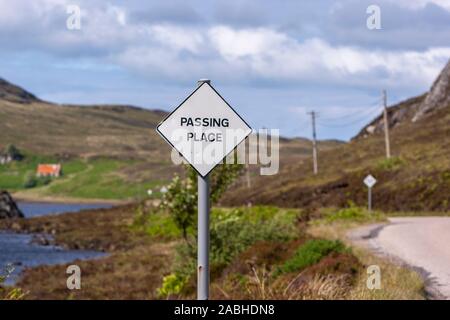 Passando Il Cartello Stradale Place in A832, Highland, Scozia, Regno Unito Foto Stock