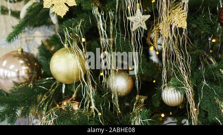 Decorazioni di Natale, albero di Natale, regali, nuovo anno in oro e il colore bianco Foto Stock