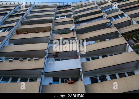 Il balcone di ogni camera di alloggiamento blocco note come Falowiec situato in Gdansk che l'Europa è il più grande edificio residenziale Foto Stock