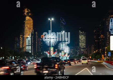Abu Dhabi, Emirati Arabi Uniti - 27 Novembre 2019: Abu Dhabi downtown Corniche Road decorate per gli Emirati Arabi Uniti celebrazione della festa nazionale Foto Stock