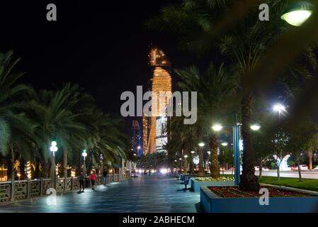 Abu Dhabi, Emirati Arabi Uniti - 27 Novembre 2019: Abu Dhabi Corniche Road nel centro di unità aera di notte, lungo litorale area pedonale nel cuore Foto Stock