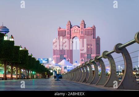Abu Dhabi, Emirati Arabi Uniti - 2 Novembre 2019: Al Marina Isola di percorso a piedi dal mare in Abu Dhabi al tramonto Foto Stock