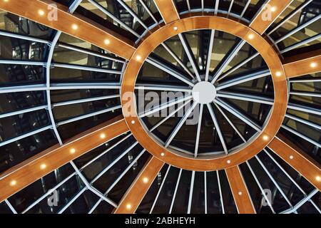 Frammento di un tetto di vetro struttura di un moderno centro commerciale a Poznan Foto Stock