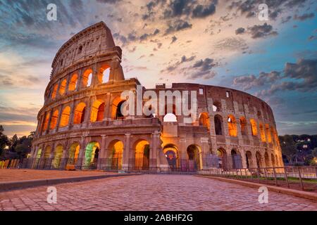 Colosseo al tramonto, Roma. Roma i migliori architettura nota e punto di riferimento. Roma Colosseo è una delle principali attrazioni di Roma e in Italia Foto Stock