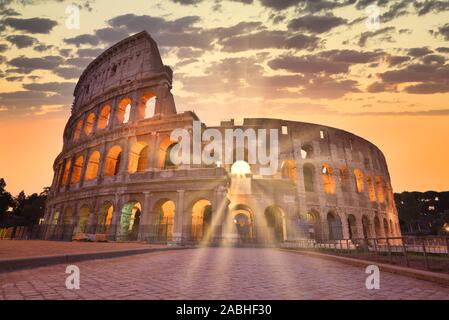 Vista notturna del Colosseo a Roma, Italia. Architettura di Roma e punto di riferimento. Roma Colosseo è una delle principali attrazioni di Roma e in Italia Foto Stock