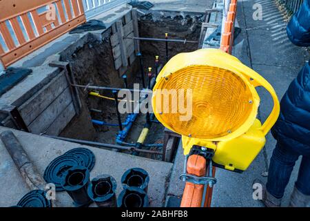 Sito di costruzione con luce di costruzione in arancione Foto Stock