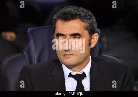 Barcellona, Spagna. 27 Nov, 2019. Barcellona, Spagna. 27 Nov, 2019. Calcio: Champions League, fase di gruppo, Gruppo F, quinta giornata, FC Barcelona - Borussia Dortmund al Camp Nou. Barcellona pullman Ernesto Valverde prima del gioco. Credito: dpa/Alamy Live News Credito: dpa picture alliance/Alamy Live News Foto Stock