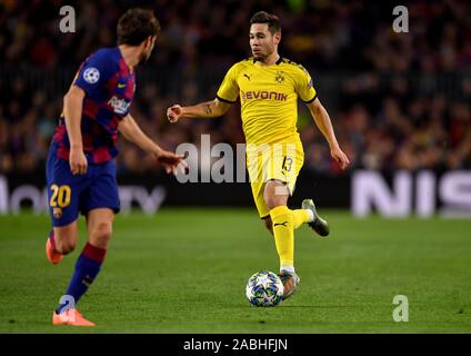 Barcellona, Spagna. 27 Nov, 2019. Barcellona, Spagna. 27 Nov, 2019. Calcio: Champions League, fase di gruppo, Gruppo F, quinta giornata, FC Barcelona - Borussia Dortmund al Camp Nou. Dortmund Guerreiro Raffaello (r) e Barcellona Sergi Roberto lotta palla. Credito: dpa/Alamy Live News Credito: dpa picture alliance/Alamy Live News Foto Stock