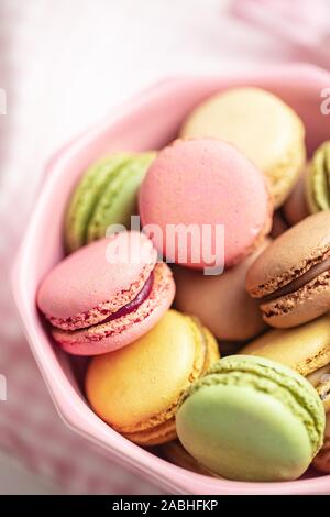 Dolce macarons colorati nella ciotola. Foto Stock