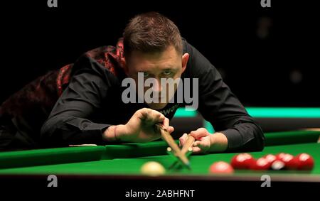 Kyren Wilson in azione contro Riley Parsons durante il giorno due di Betway campionato britannico al York Barbican. Foto Stock