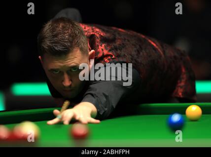 Kyren Wilson in azione contro Riley Parsons durante il giorno due di Betway campionato britannico al York Barbican. Foto Stock