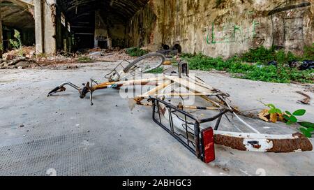 Noleggio caduto a terra in un abbandonato e rovinato posto, immagine di un vecchio capannone abbandonato in Italia Foto Stock