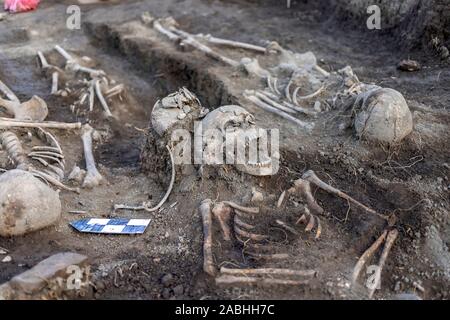 La Serbia, Settembre 27, 2019: resti umani dal periodo romano scoperto durante gli scavi archeologici di Vinča Foto Stock