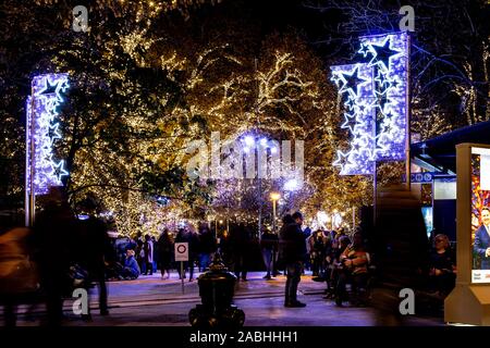 Vienna, Austria - 15 Novembre 2019: i visitatori godere il più grande mercato di Natale a Rathaus Platz in Vienna. Foto Stock