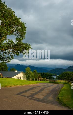 Idilliaco paesaggio rurale con cottage e vialetto ai laghi di Killarney, Killarney, County Kerry, Irlanda Foto Stock
