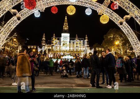 Vienna, Austria - 15 Novembre 2019: i visitatori godere il più grande mercato di Natale a Rathaus Platz in Vienna. Foto Stock