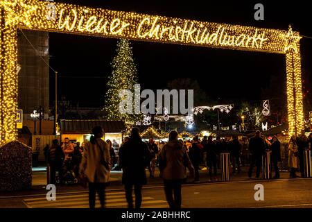 Vienna, Austria - 15 Novembre 2019: i visitatori godere il più grande mercato di Natale a Rathaus Platz in Vienna. Foto Stock