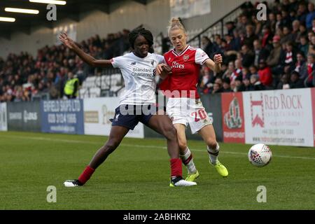 Leonie Maier di Arsenal e Rinsola Babajide di Liverpool durante l'Arsenal Donne vs Liverpool donne, Barclaycard FA DONNA Super League Calcio a Prato Foto Stock