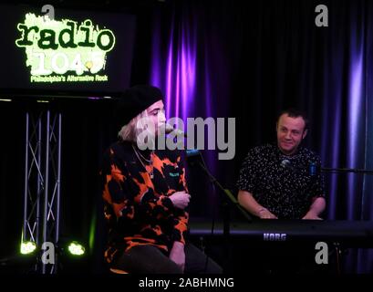BALA CYNWYD, PA, Stati Uniti d'America - 13 novembre 2019: American indie rock band MisterWives visita Radio 104.5's teatro delle prestazioni. Foto Stock