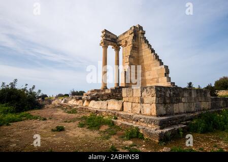 Antiche colonne di Apollon Hylates, dio di bosco, santuario nel distretto di Limassol, Cipro Foto Stock