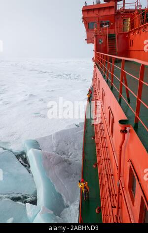 La Russia, alta artico. In Crash attraverso dense mare di ghiaccio a 89 gradi nord come si vede dal ponte di rompighiaccio russa, 50 anni di vittoria. Foto Stock