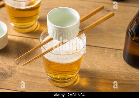 Alcolica Sakebombs giapponese di riso con il vino e la birra Foto Stock