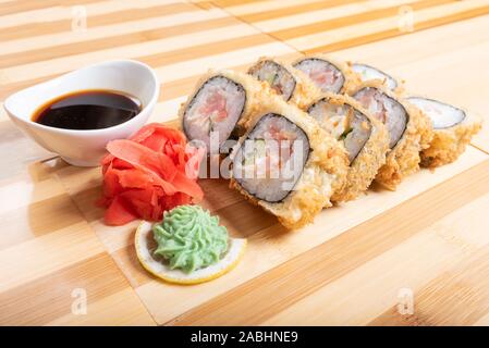 Gamberi cotti al forno rotoli. Con zenzero e wasabi Foto Stock