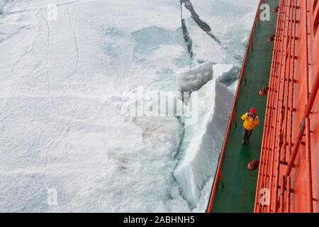 La Russia, alta artico. In Crash attraverso dense mare di ghiaccio a 89 gradi nord come si vede dal ponte di rompighiaccio russa, 50 anni di vittoria. Foto Stock