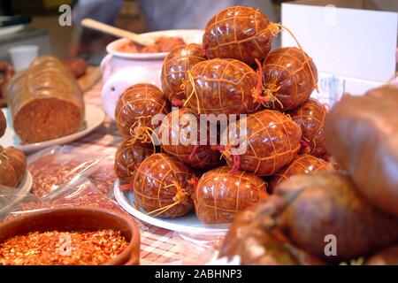 I prodotti alimentari italiani Nduja il tradizionale calabrese spalmabile salsiccia piccante Foto Stock