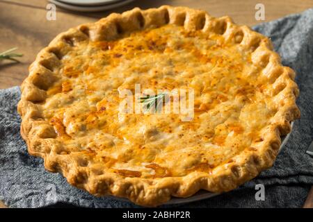 In casa Candaian Tourtiere torta a base di carne con patate e cipolla Foto Stock