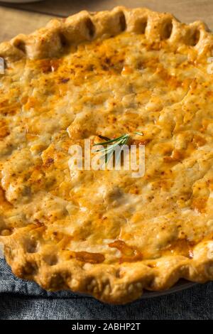 In casa Candaian Tourtiere torta a base di carne con patate e cipolla Foto Stock