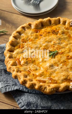 In casa Candaian Tourtiere torta a base di carne con patate e cipolla Foto Stock